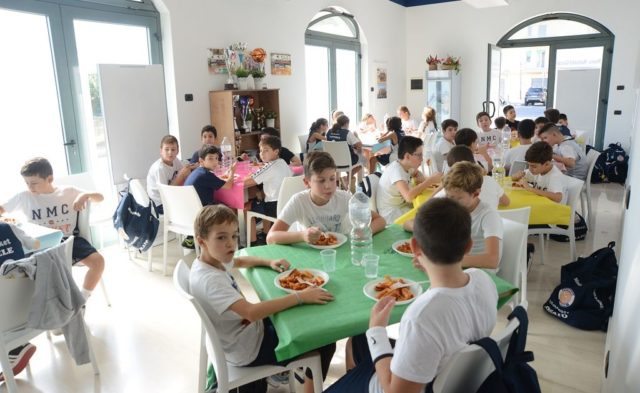 I bambini in pausa pranzo nella sede di via Gravina dove si svolgeranno i corsi (3)