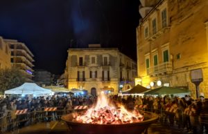 “Jò a Jò” il falò della tradizione coratina – Il 12 dicembre in piazza Cesare Battisti