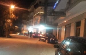 Uomo in stato di ebrezza abbatte un cartello della segnaletica stradale con la sua auto (Foto)