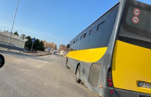 Un auto si scontra contro un bus con a bordo i ragazzi delle scuole