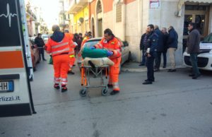 Brutto incidente in via Castel del Monte – Un uomo perde il controllo dell’auto e si schianta contro un palazzo (foto)