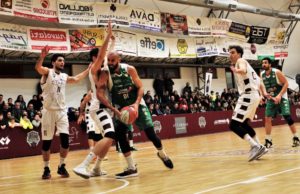 DERBY DA BRIVIDI, I NEROVERDI PASSANO A NARDÒ 72-75