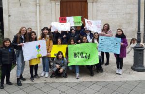 Manifestazione degli alunni del Fornelli al grido – “NO AL BULLISMO” (foto)