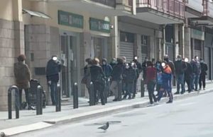 ANDRIA – Coronavirus. Gli esercenti: “Alto rischio contagio per noi, ancora gente in strada senza motivo”. FOTO