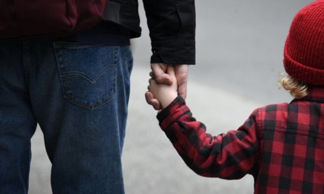 padre-figlio-mano-generica-622752.1024x768