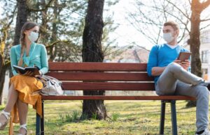 Emiliano firma l’ordinanza: amici e congiunti “più vicini”