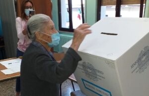 Nonna Lucia, a 107 anni ha voluto fare il suo dovere, è l’elettrice più anziana di Corato (FOTO)