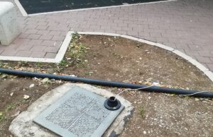 Palo della luce a terra in piazza Caduti di via Fani e fili elettrici scoperti. “E se fosse pericoloso”?! Qualcuno intervenga