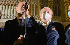 Sulle note di “Bella ciao” si apre il comizio di ringraziamento di De Benedittis, al suo fianco sul palco il presidente Emiliano