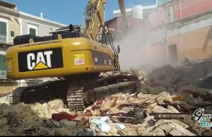 (VIDEO) Dopo lunghi anni, abbattuta la palazzina di piazza Cannizzaro