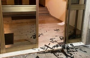 (Aggiornamento) Momenti di terrore per una famiglia, un uomo si intrufola in casa e la minaccia con un pezzo di vetro