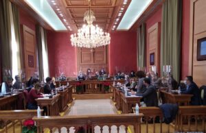 Cronaca di un Consiglio comunale di fine anno. La seduta mentre i coratini erano alle prese con il cenone