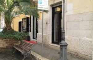 Aggressione in pieno centro ad una donna. La baby gang:”Lo facciamo per noia”