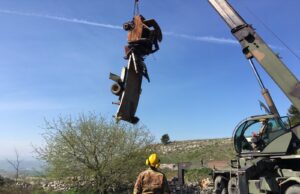 L’11° Reggimento Genio Guastatori della Brigata “Pinerolo” libera una cava di bauxite dalla carcassa di un camion rubato e abbandonato
