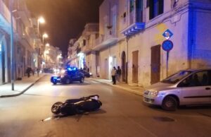Incidente in via Gravina, ferito un giovane in moto