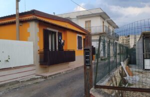 Orribile tragedia a rione Belvedere, un uomo in preda a un raptus irrompe in un’abitazione e muore