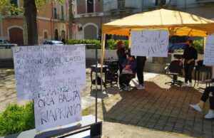 Continua la protesta di un’acconciatrice: “Riapriamo all’aperto, questa la nostra ultima speranza”