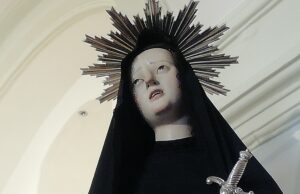 Venerdì Santo, per mantenere fede alle tradizioni: “Mettiamo fuori sui balconi un drappo bianco e un cero in segno di lutto”