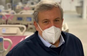 Emiliano a Figliuolo: “Esauriti i vaccini Pfizer e Moderna, anticipare le dosi”