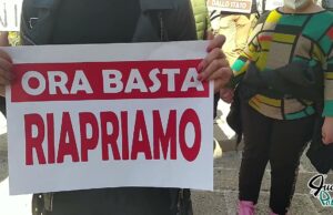 (Video) Corato, partite Iva allo stremo scendono in piazza: “Non ce la facciamo più”
