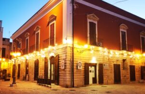 Il Palazzo del Giudice di Pace si illumina con “ripARTEnze”: un’installazione della Pro Loco per tornare alla vita a colori