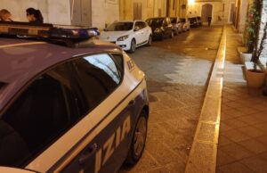 Violenta aggressione in pieno centro, uomo colpito con bottiglie e spranga di ferro