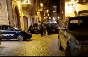 Ennesima rissa in piazza Di Vagno, volano botte e bottiglie: ferito un ragazzo