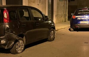 Perde il controllo dell’auto e colpisce tre macchine parcheggiate in via Castel del Monte