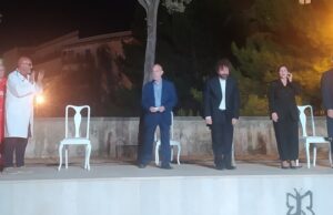 “Passeggeri sulla collina” a Corato, lo spettacolo dedicato alle vittime del Covid porta in scena gli operatori sanitari