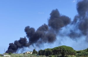 Scoppia un incendio in un’azienda di materiale edile