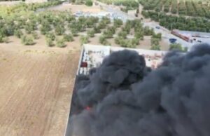 (Video) Incendio via Giappone, Guardie per l’Ambiente: verifica per la tossicità della nube