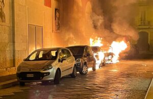 (Foto) Fiamme nella notte in pieno centro: 4 auto coinvolte