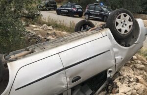 Auto si ribalta in via Castel del Monte, ferita una donna