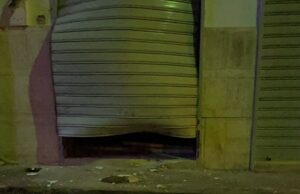 Un’altra bomba contro un negozio in via Reggio