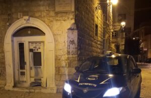 Esplosione a un distributore di sigarette in pieno centro