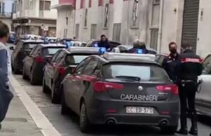 Scattano le manette per quattro coratini dopo la rapina a mano armata al fruttivendolo. Uno in possesso anche di cocaina