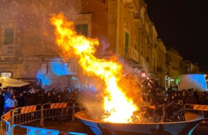 (Foto) Il ritorno della Jò a Jò in piazza: il falò di Santa Lucia riscalda i cuori dei coratini