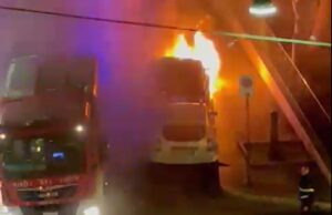 Forte boato e auto in fiamme in via San Domenico