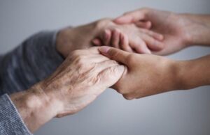 Budget di sostegno al caregiver familiare: avviso pubblico di Regione Puglia e modalità di richiesta