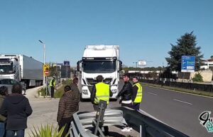 (Video) Caro carburante, continua la protesta degli autotrasportatori. Tir fermi anche a Corato