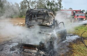 (Foto) Auto in fiamme in via vecchia Bisceglie