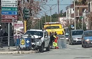 Incidente, un uomo accusa un malore e finisce con l’auto contro le transenne