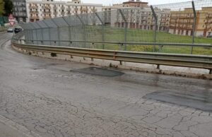 Buche e lesioni del ponte di via Ruvo, Articolo 49: “Ecco come interviene questa amministrazione, le copre ma non le affronta”