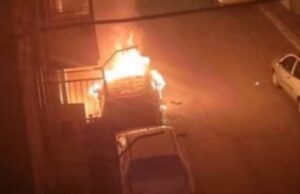 Altra auto incendiata in via Gorini, panico per una famiglia bloccata dal rogo nella propria abitazione