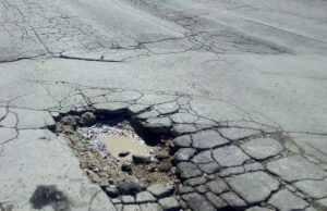Strade rotte e disagio in città: il Comune risponde