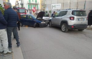 Incidente in via Alberto Mario: tre auto coinvolte, una è risultata rubata (Foto)