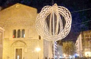 “Luci di rinascita”: in piazza Cesare Battisti si accende l’installazione luminosa