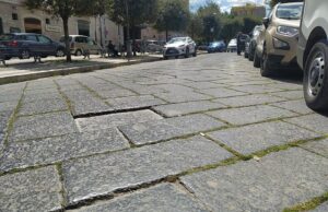 Buche e strade dissestate, donna cade durante il corteo del 25 aprile e riporta ferite al volto