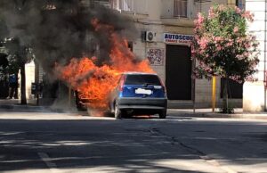 Incendio su viale Cadorna : auto prende fuoco mentre è in marcia (Foto)
