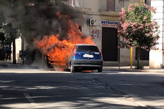 auto incendiata 4